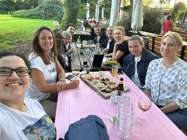 Collega's van 010-Fysio samen aan een picknicktafel buiten