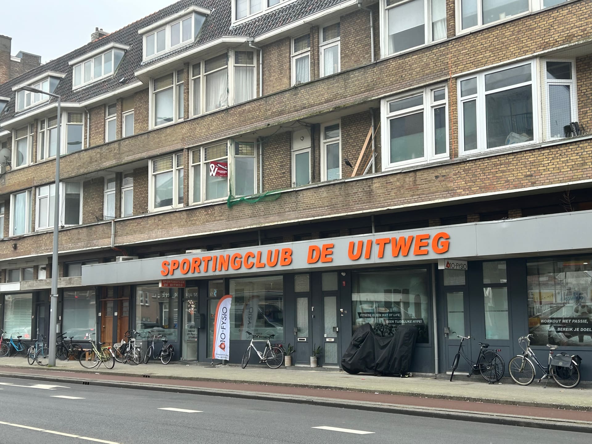 De gevel van Sportingclub de Uitweg met het bord van 010-Fysio