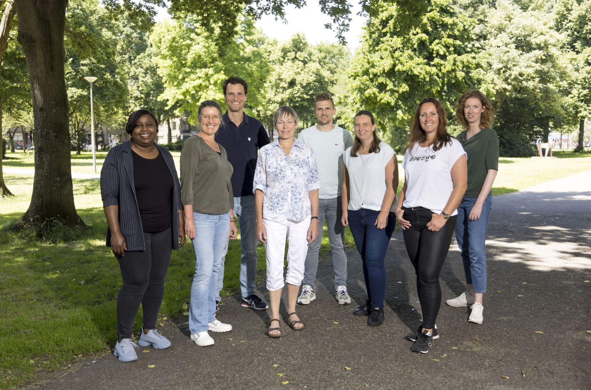 De fysiotherapeuten van 010-Fysio samen op een pad in het park