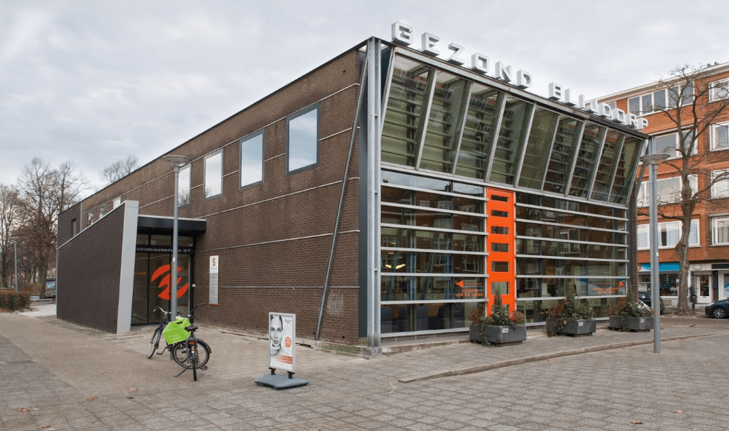 De entree van gezondheidscentrum Gezond Blijdorp, waar 010-Fysio is gevestigd